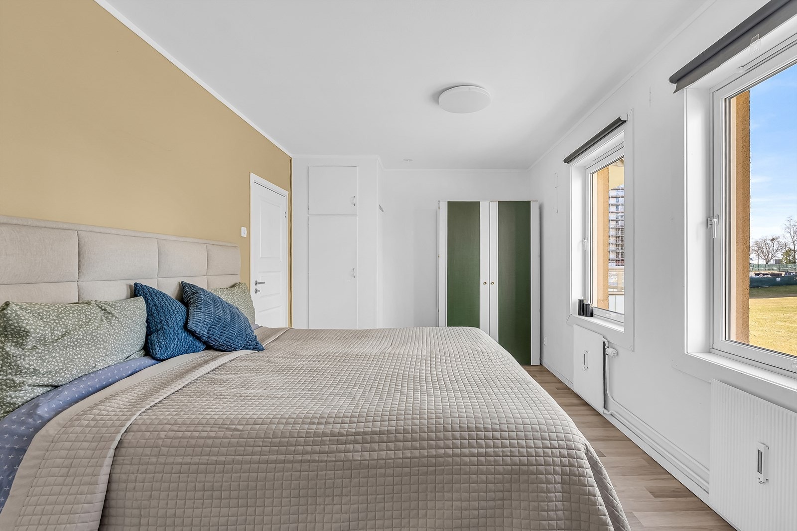 Hovedsoverommet er av god størrelse, med plass til dobbeltseng, garderobe og nattbord. Galleribilde