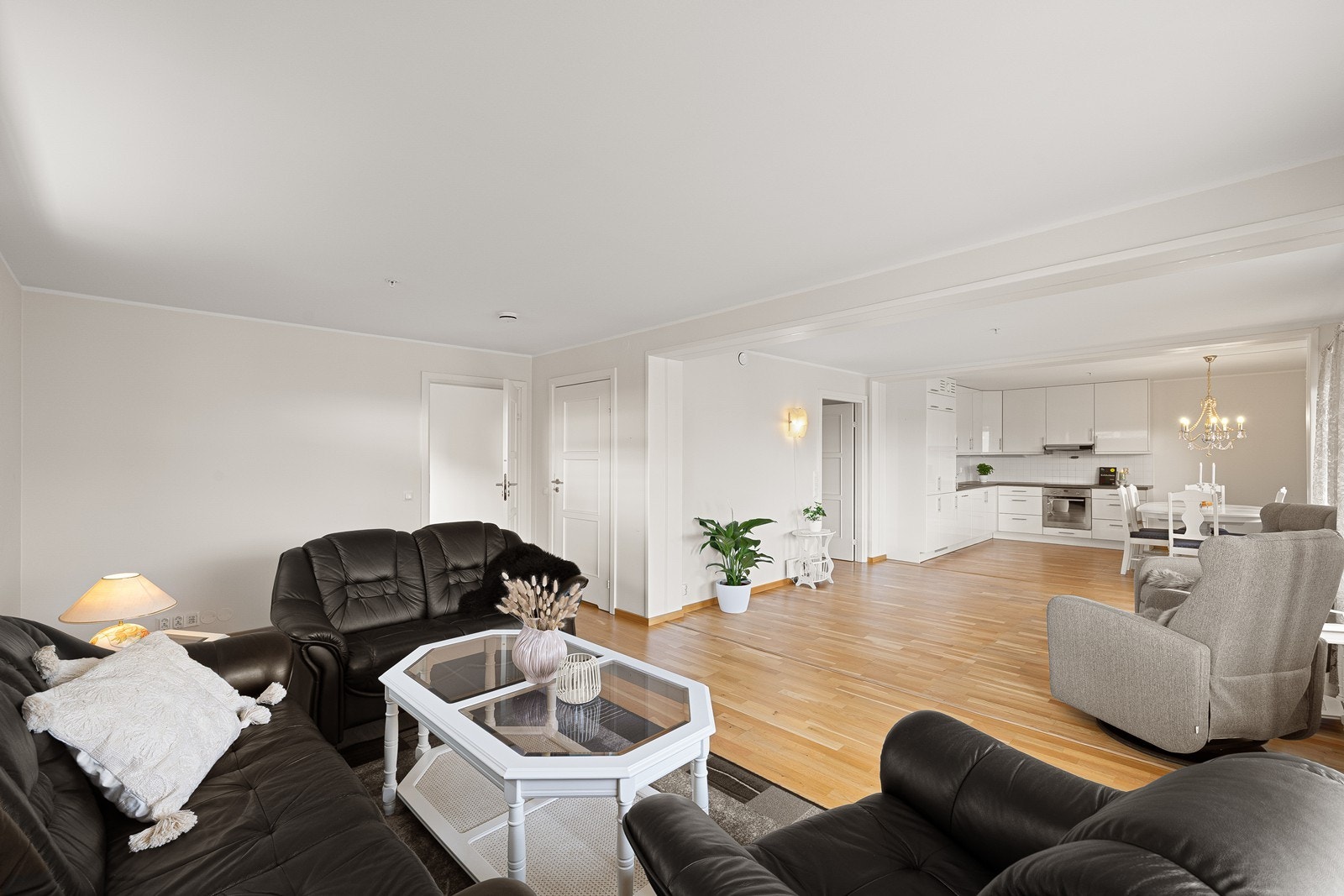 Stuen har en åpen og luftig forbindelse til kjøkkenet, med god plass til å innrede akkurat slik du ønsker. Galleribilde