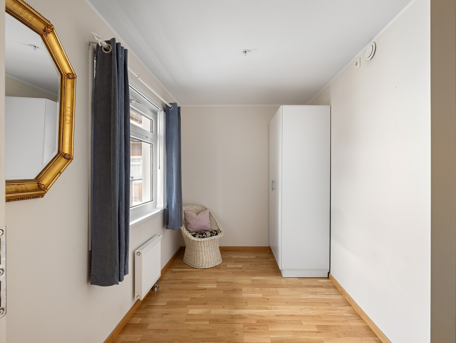 Soverom tre er også av en god størrelse med plass til seng og garderobe. Galleribilde