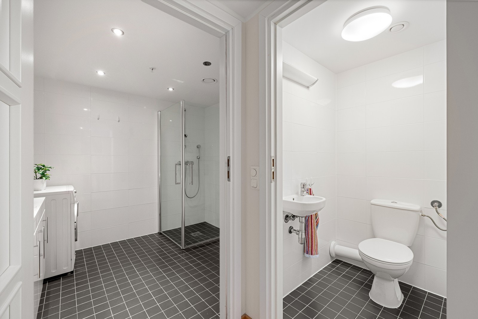 Vegg i vegg til badet er det et praktisk toalettrom, perfekt for gjester eller storfamilien. Galleribilde