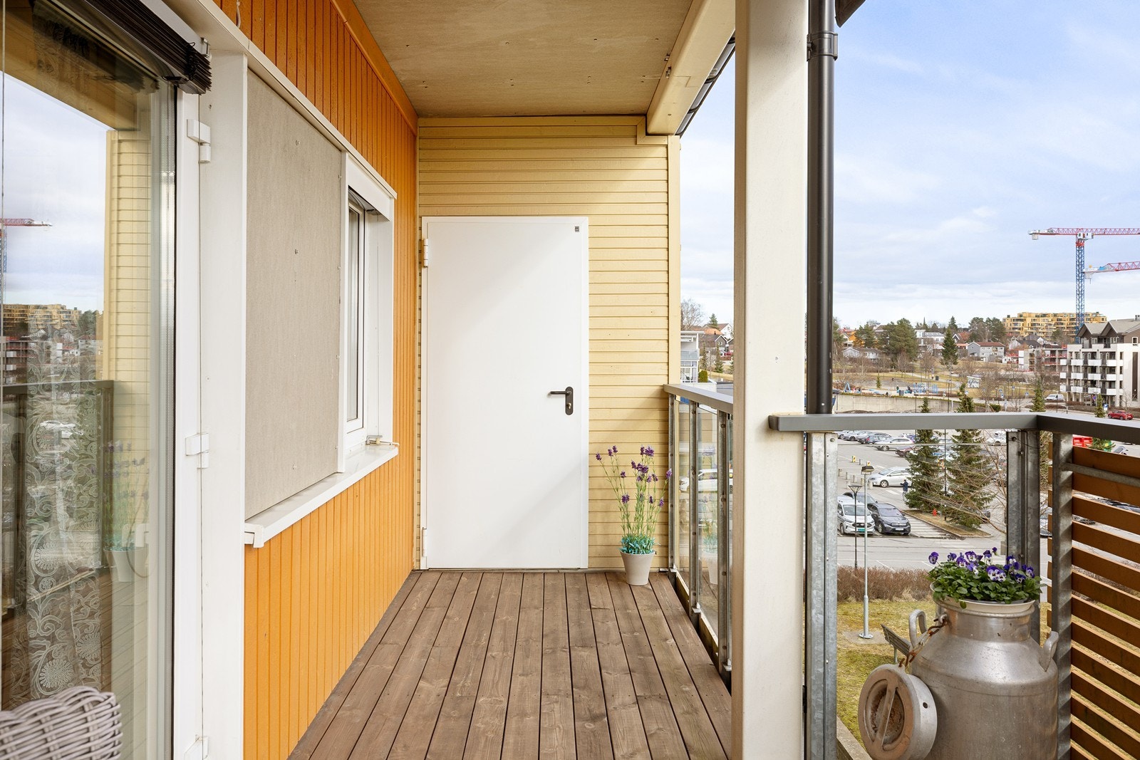 På balkongen er det tilgang til en praktisk bod på ca. 1 kvm, og på svalgangen finner du boligens andre utvendige bod på ca. 4 kvm. Galleribilde
