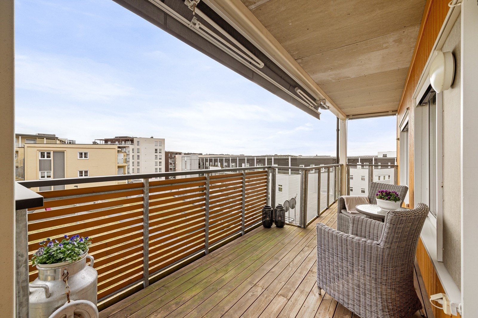 Fra stuen er det utgang til en flott, vestvendt balkong på ca. 18 m² med gode solforhold. Galleribilde