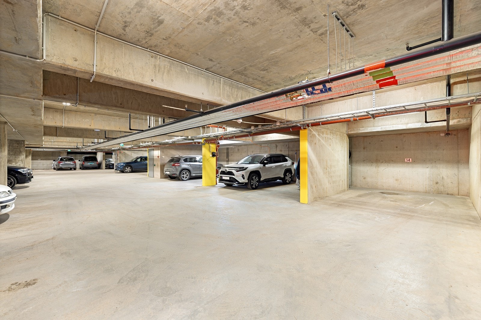 Leiligheten har tinglyst bruksrett til en parkeringsplass (nr. 14) av god størrelse i felles garasjeanlegg. Galleribilde