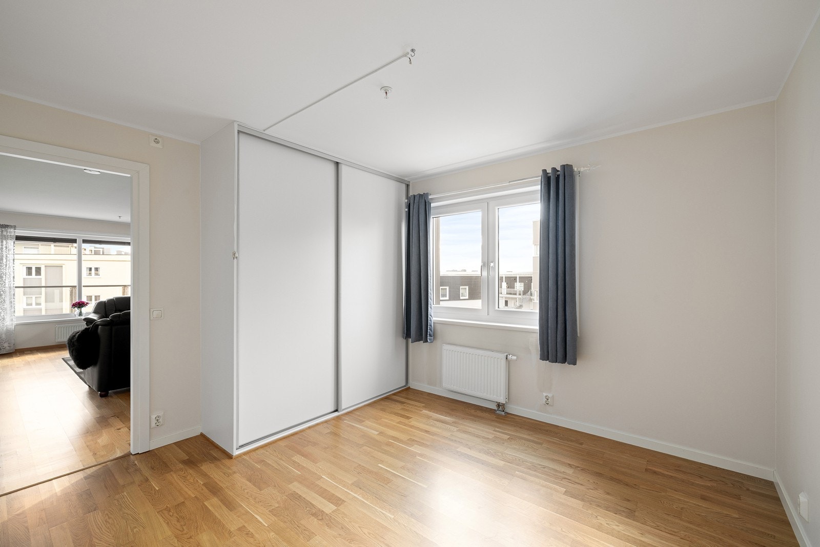 Leiligheten har hele tre gode soverom, noe som gir fleksibilitet for både barnefamilier, gjester eller ved behov for hjemmekontor. Hovedsoverommet har en romslig skyvedørsgarderobe. Galleribilde