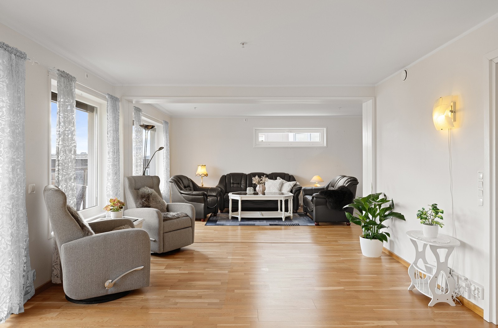 Stuen varmes effektivt opp med radiatorer, og det balanserte ventilasjonsanlegget sørger for et behagelig inneklima året rundt. Galleribilde