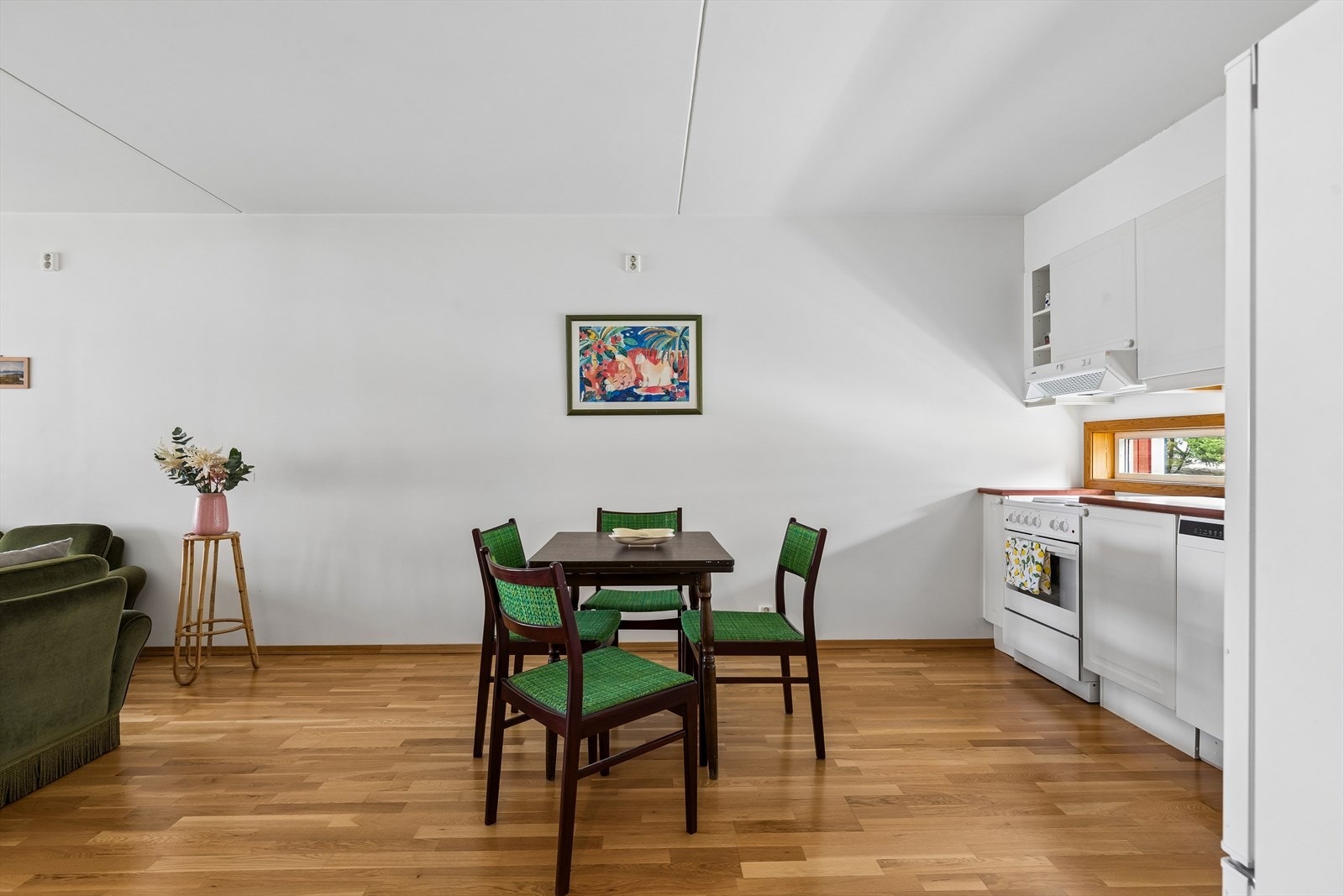 I den åpne løsningen er det en naturlig plass for spisebord mellom kjøkkenet og stuen. Galleribilde