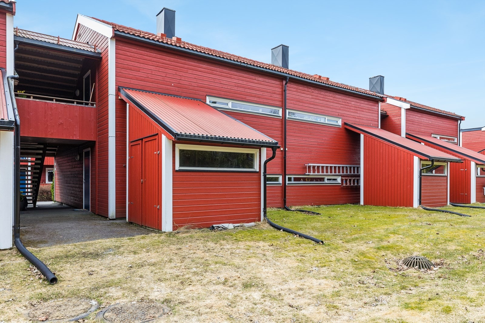 I tillegg til boden ved verandaen, disponerer leiligheten en separat, ekstern bod for ytterligere lagring. Galleribilde