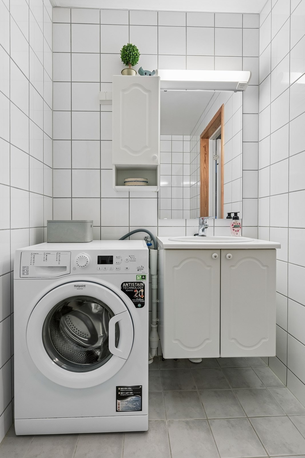 Mekanisk avtrekksventil på veggen sørger for god ventilasjon på badet. Galleribilde