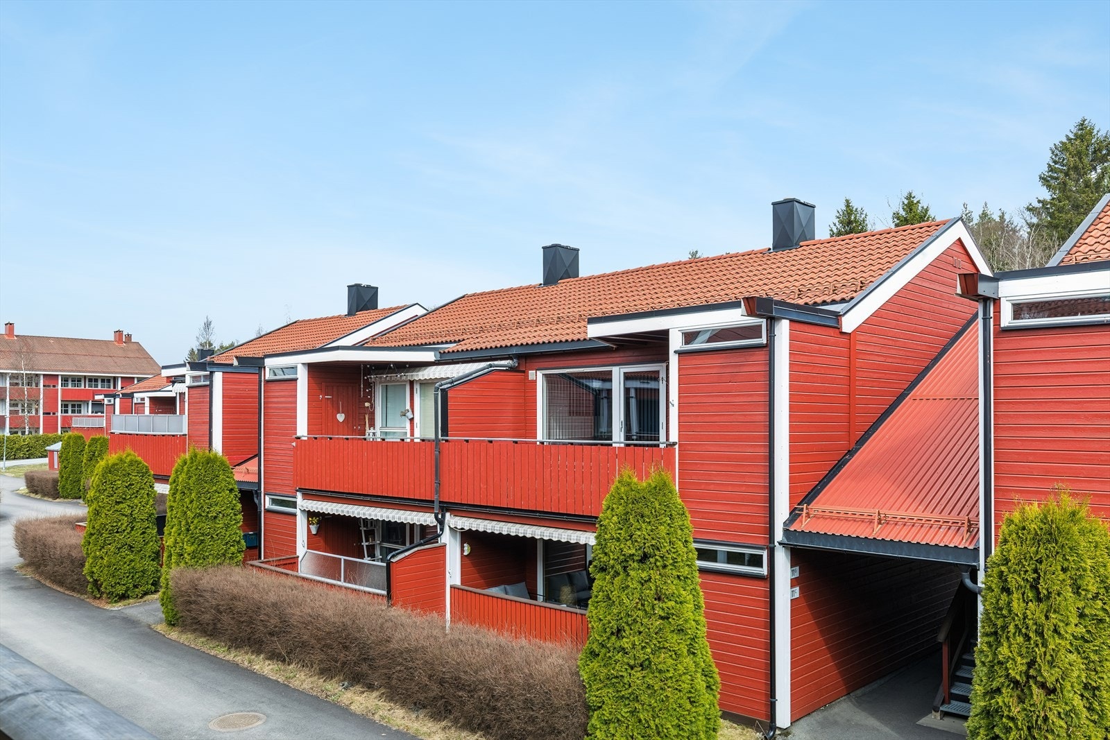 Den sydvendte verandaen har plass til en hyggelig sittegruppe. Med markise, belysning og stikkontakt er uteplassen godt tilrettelagt for bruk. Galleribilde