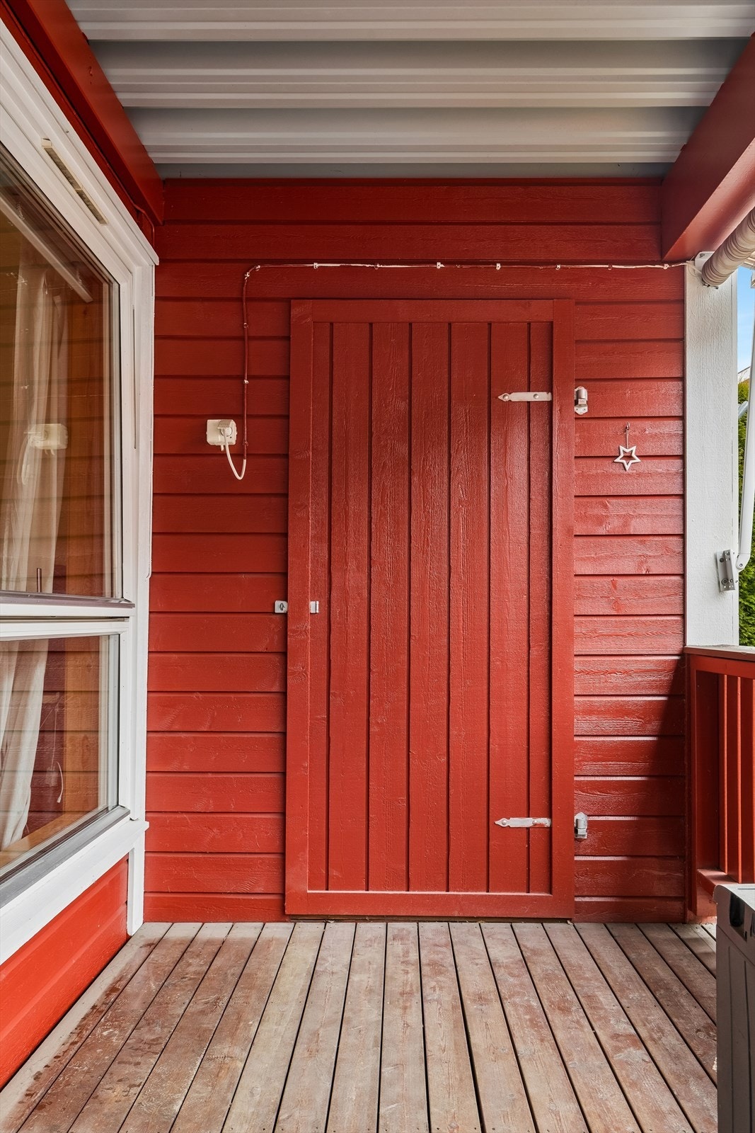 Direkte fra verandaen er det adkomst til en av leilighetens utvendige boder. Galleribilde