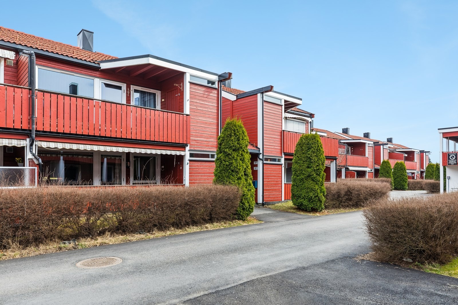 Boligen har en sydvendt veranda på 9 m² og praktiske uteboder som gir rikelig med lagringsplass. Galleribilde