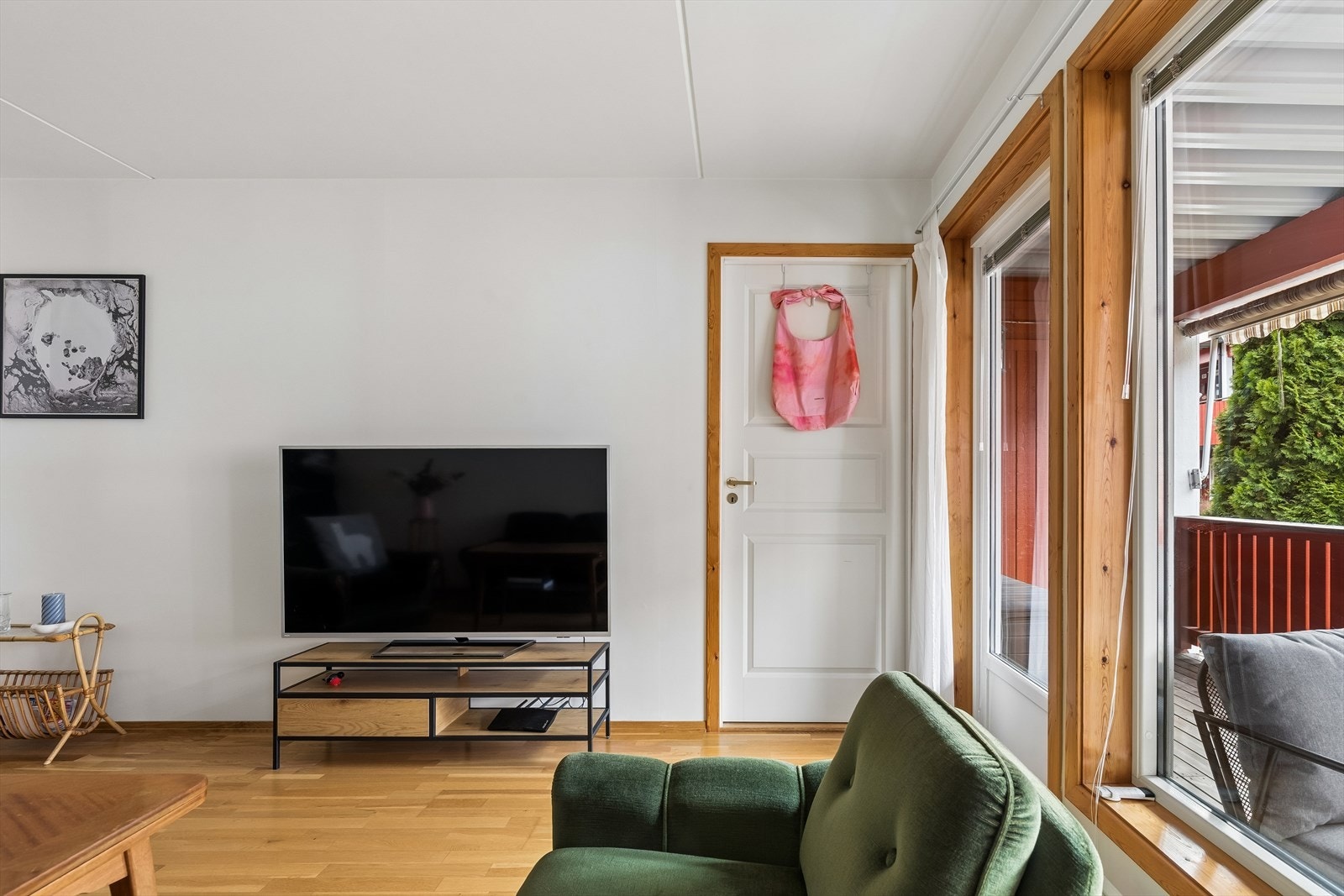 Fra stuen er det direkte utgang til verandaen gjennom balkongdør med 2-lags isolerglass fra byggeåret. Galleribilde
