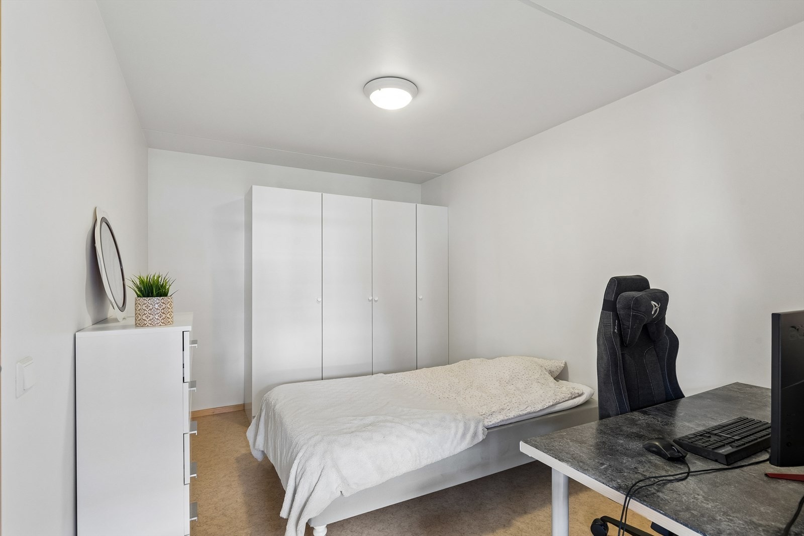 Rommet er enkelt å møblere og har god plass til garderobeskap. Galleribilde