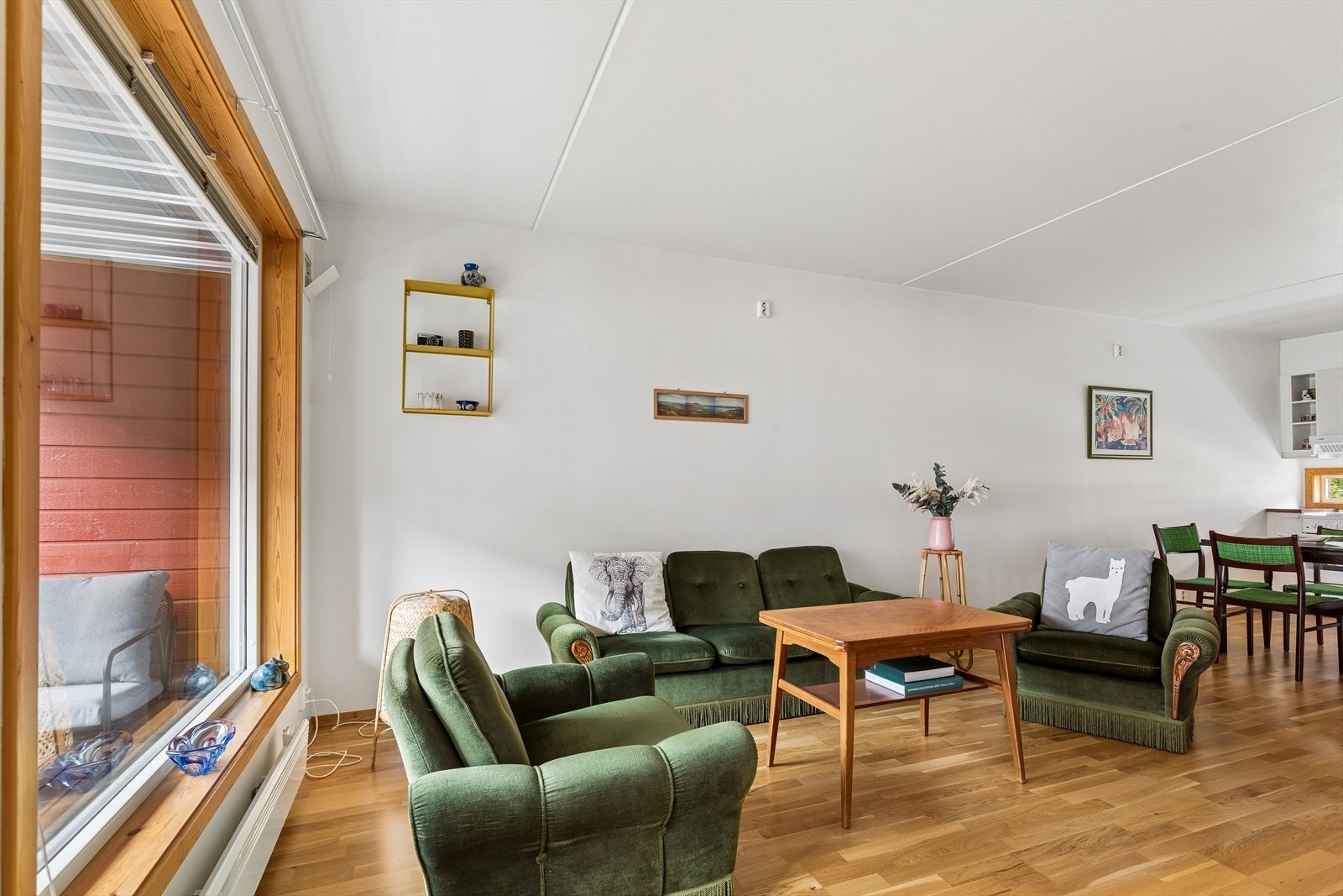 Store vindusflater med 2-lags isolerglass fra 2002 gir godt med dagslys til oppholdsrommet. Galleribilde