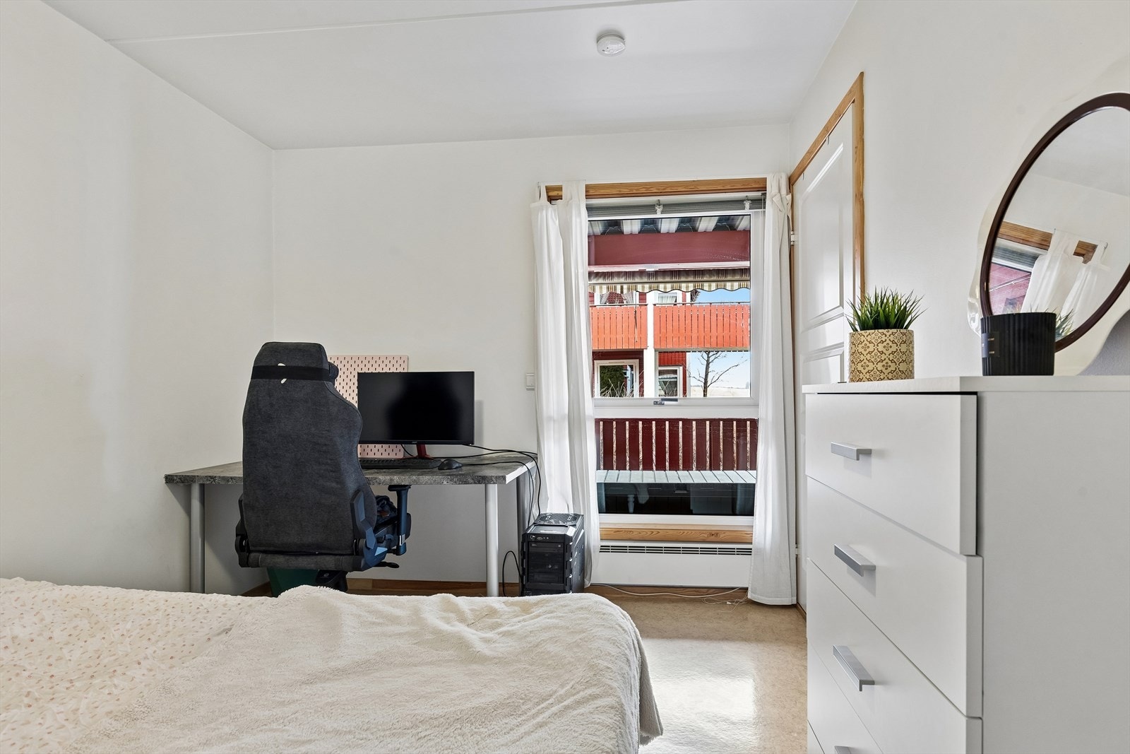 Soverommet har plass til både seng og kontorløsning. Gulvet er belagt med gulvbelegg. Galleribilde