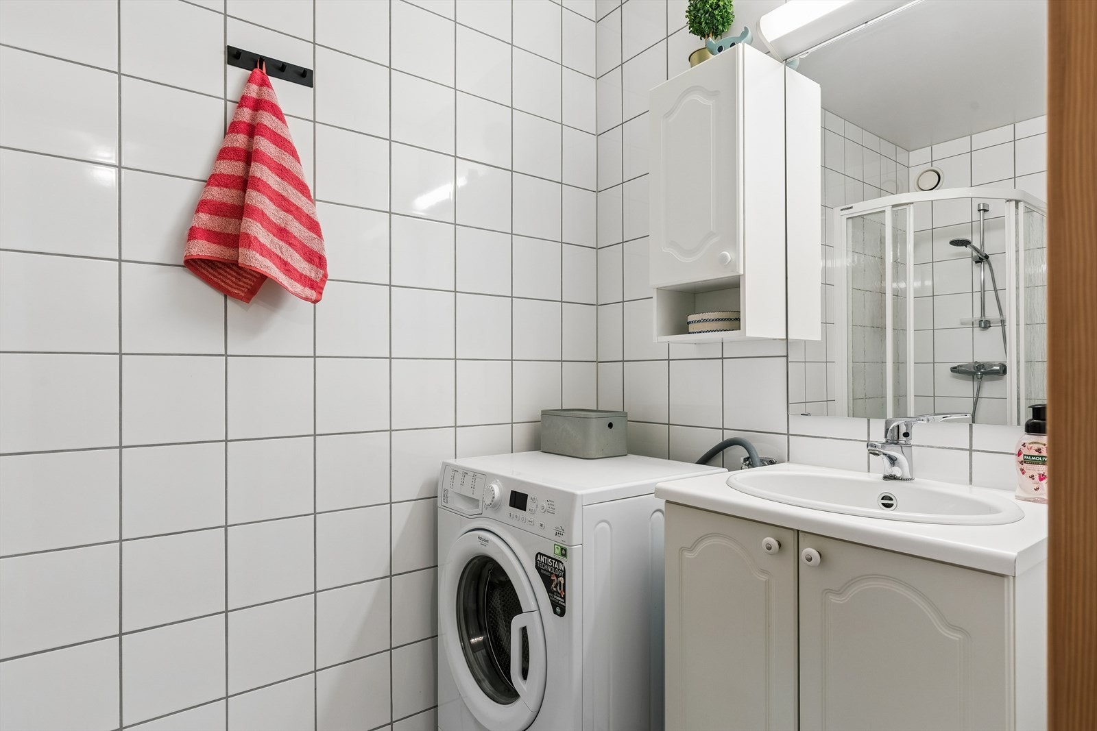 Innredningen består av servantskap, speil og overskap. Vannrørene er et rør-i-rør-system. Galleribilde