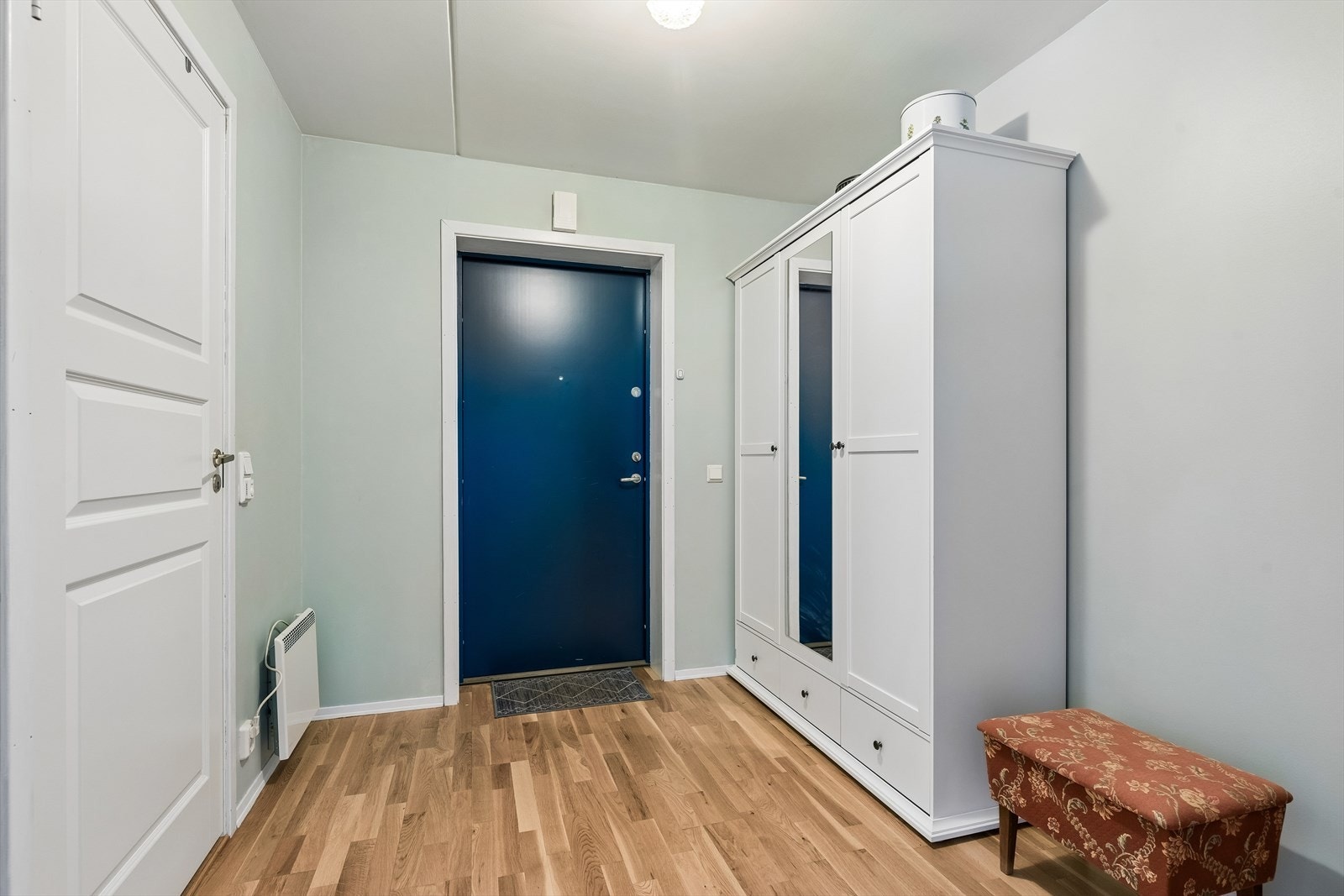 Entréen har plass til garderobeløsning. Inngangsdøren er klassifisert B30 for brannsikkerhet og har sikkerhetslås. Galleribilde