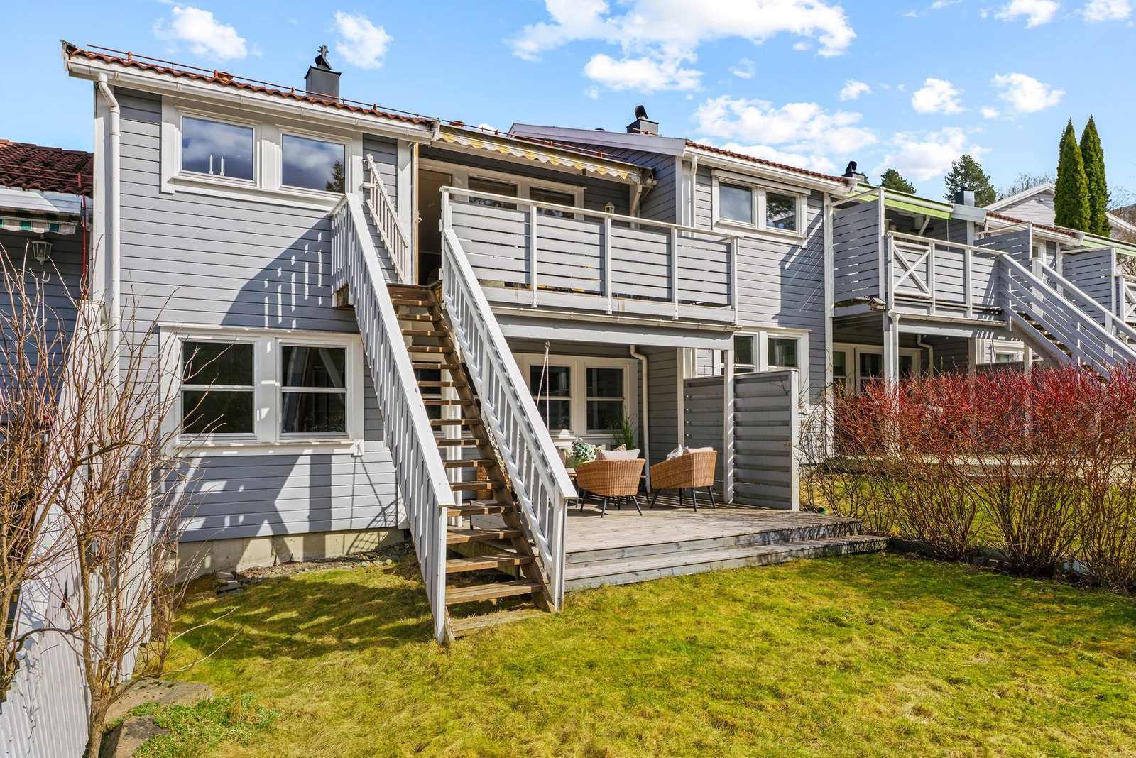Utendørs har rekkehuset flotte, solrike uteplasser med både veranda, markterrasse og hage Galleribilde