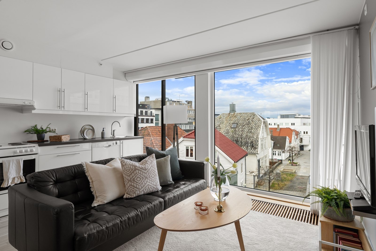 Leiligheten går over 2 plan og har en arealeffektiv løsning med gode vindusflater Galleribilde