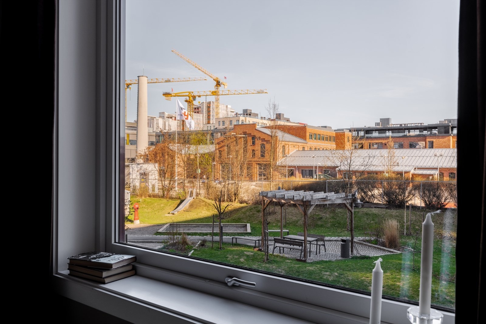 Soverommet vender ut mot et rolig og luftig fellesområde. Galleribilde