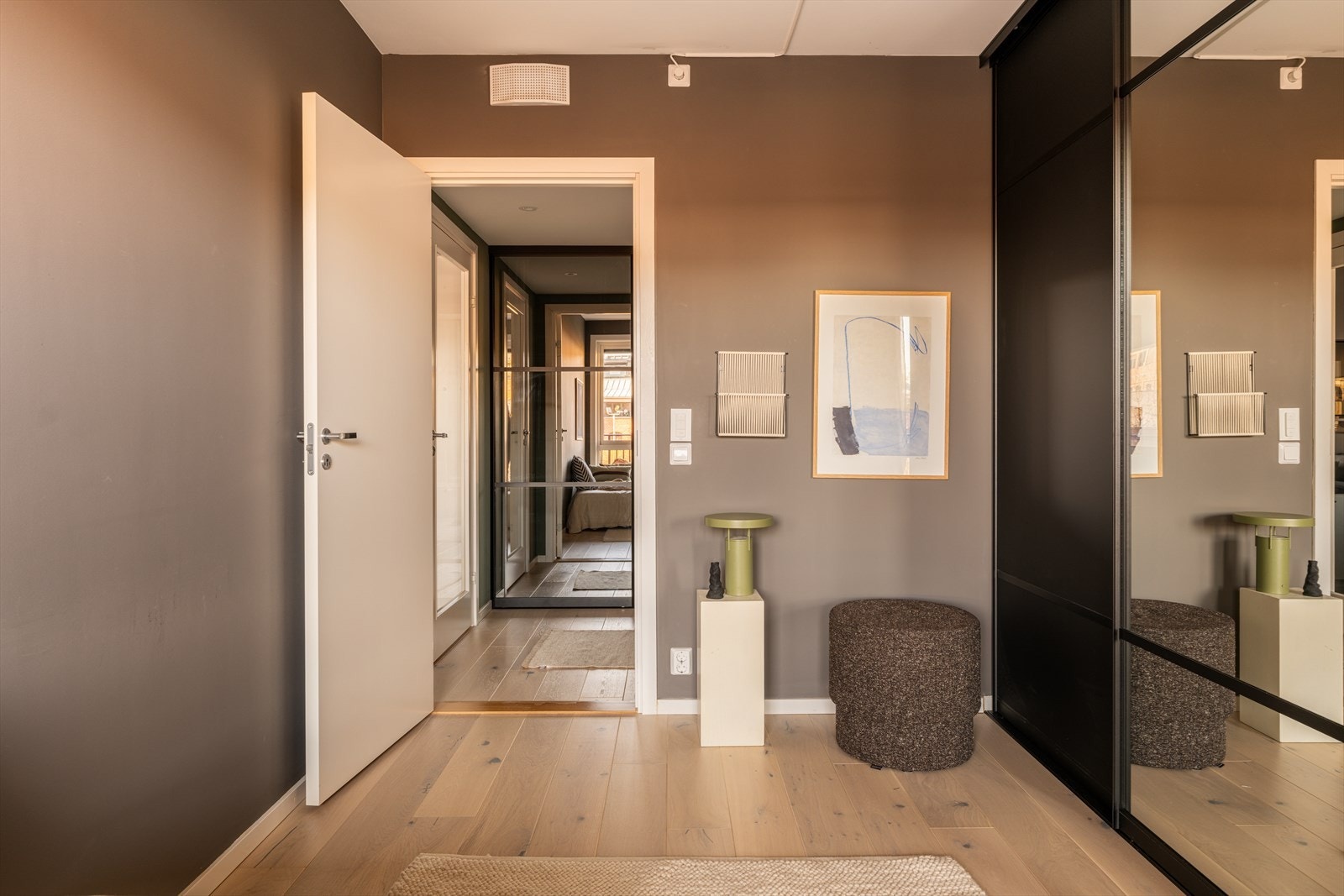 Gjennomførte materialvalg og gode detaljer skaper et moderne og innbydende uttrykk. Galleribilde