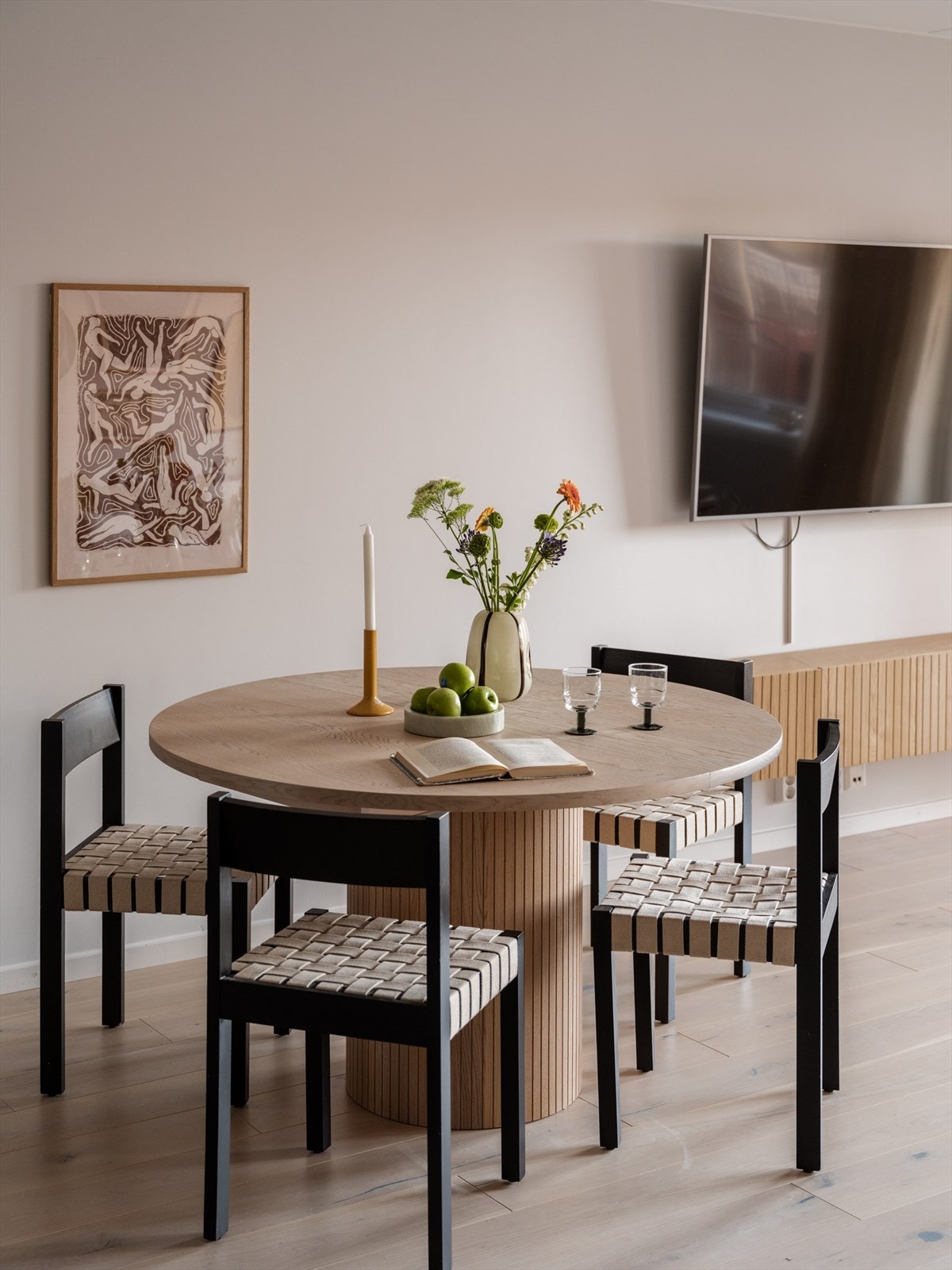 Et hyggelig spisebord finner sin naturlige plass og innbyr til sosiale lag, så vel som hverdagslige måltider med familien. Galleribilde