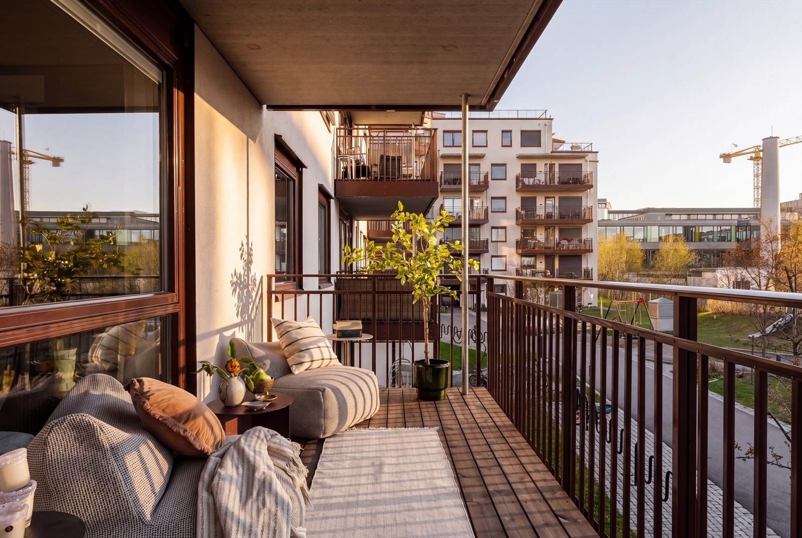 Romslig balkong med god plass til sittegruppe - perfekt for morgenkaffen, lange sommerkvelder og hyggelige stunder utendørs. Galleribilde