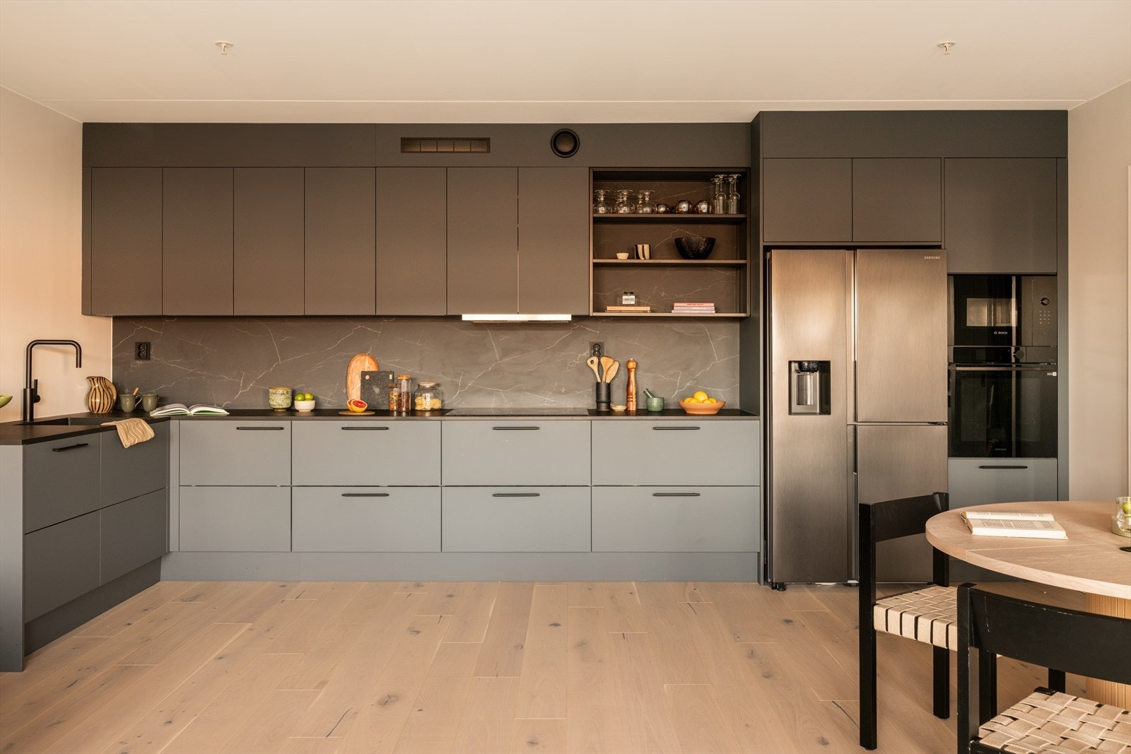 Påkostede hvitevarer med oppvaskmaskin og induksjonstopp fra Electrolux, integrert mikrobølgeovn fra Bosch samt integrert stekeovn med blant annet dampfunksjon fra Samsung. Galleribilde