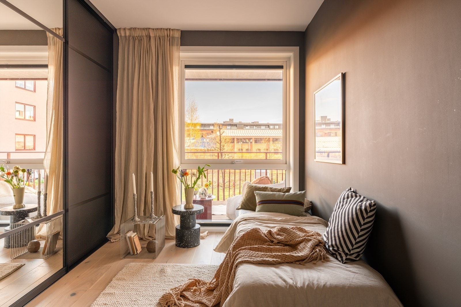 Store vinduer slipper inn rikelig med naturlig lys, mens mørke vegger gir rommet et lunt preg. Det er montert innvendig solskjerming på vinduene. Galleribilde