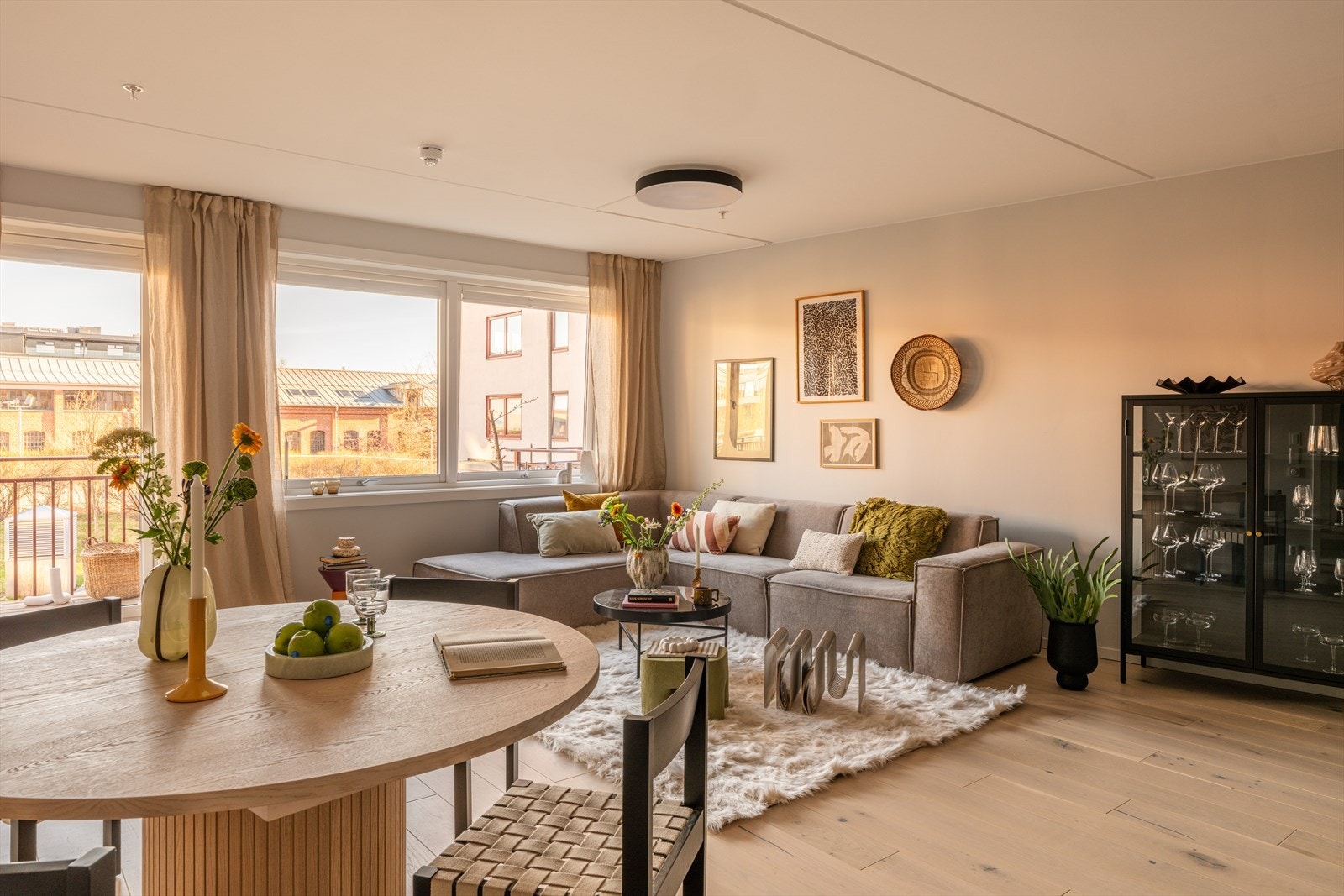 Stuen er meget innbydende med store vinduer som gir flott lys inn til rommet. Galleribilde