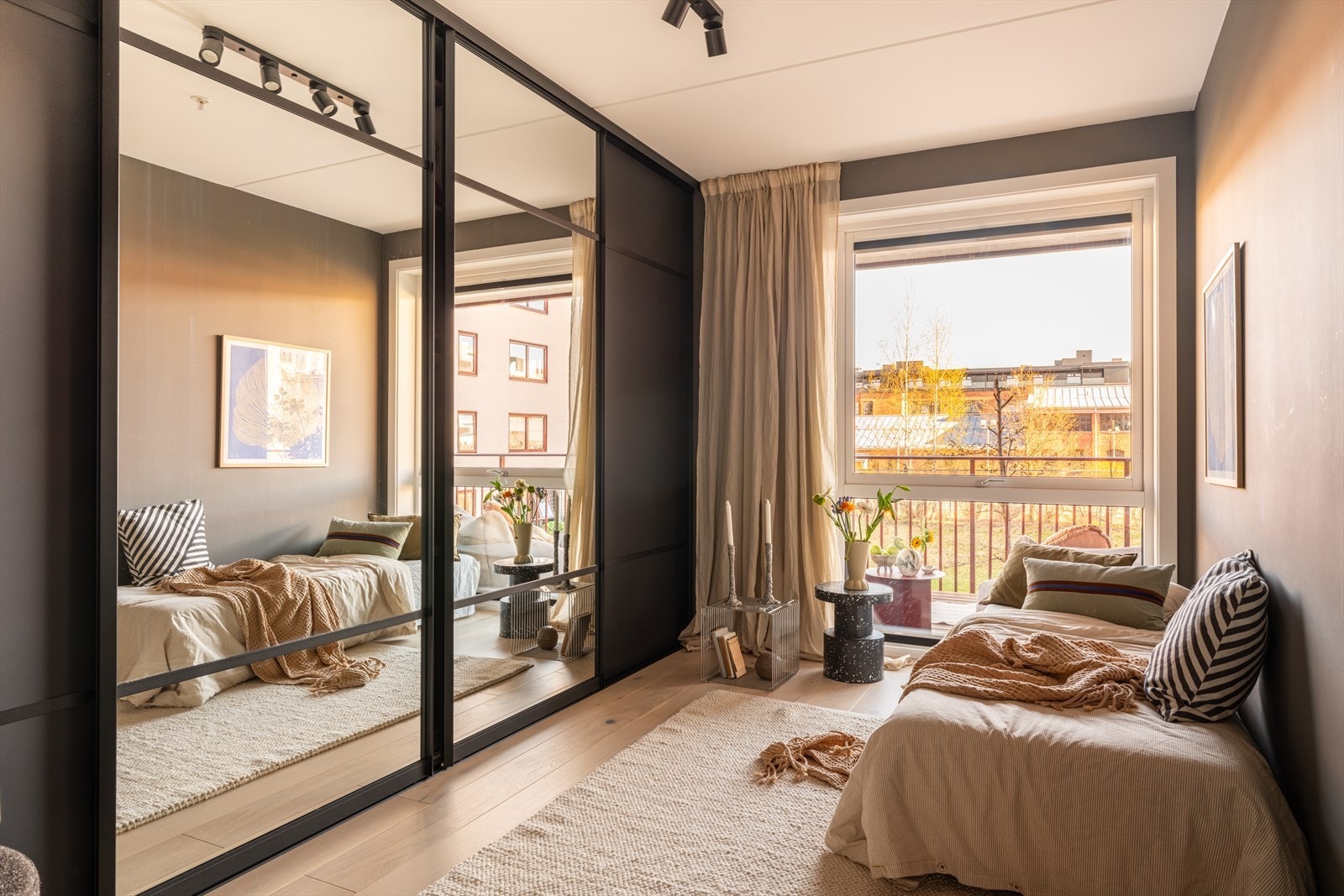 Stilrent og innbydende soverom av god størrelse. Rommet har svært gode oppbevaringsmuligheter med en hele 4 meter lang skyvedørsgarderobe i speil, som samtidig gir en luftig og romslig følelse. Galleribilde