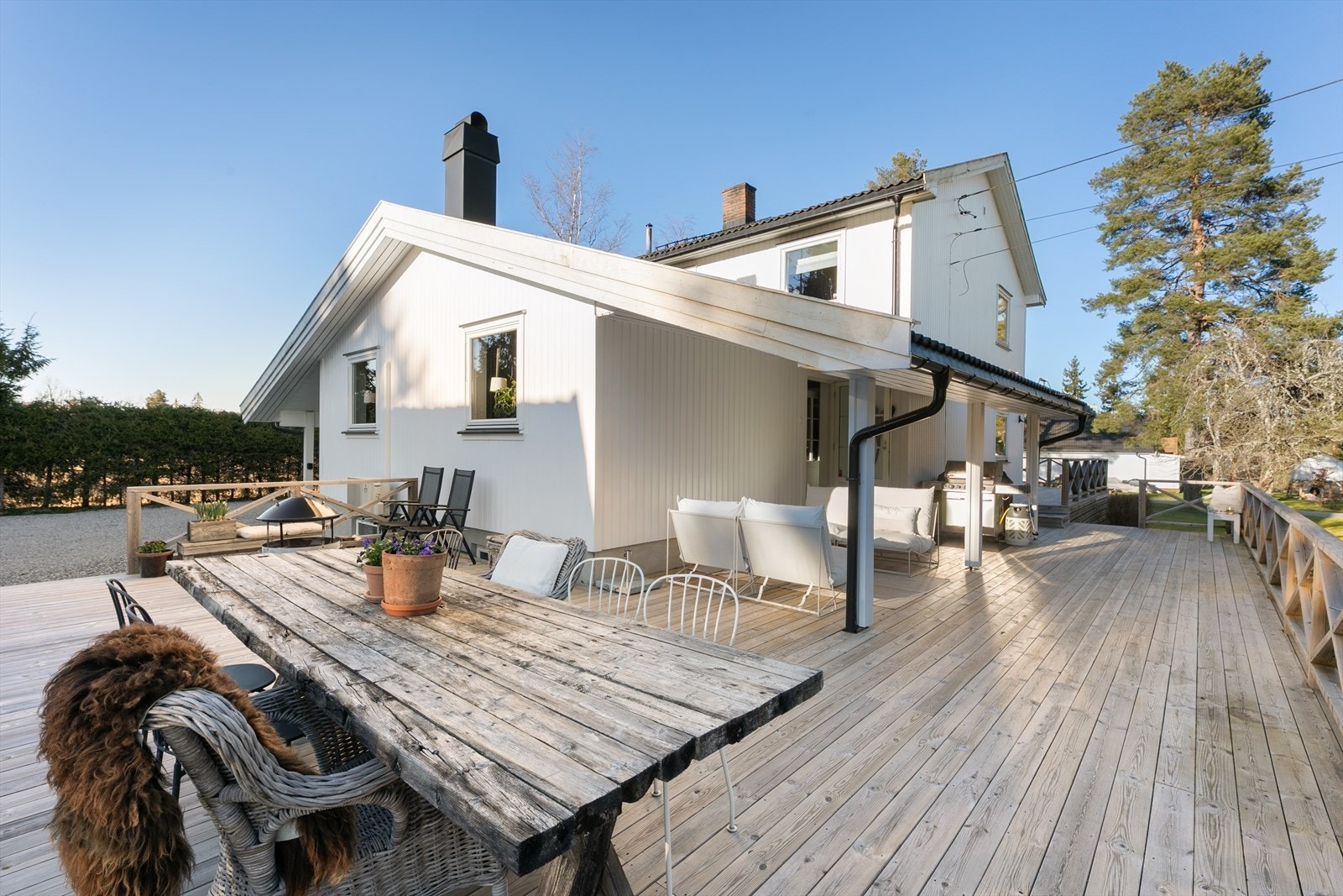 Mangfoldige møbleringsmuligheter - plass til både langbord, loungemøbler, solsenger og leke- eller grillsoner. Galleribilde