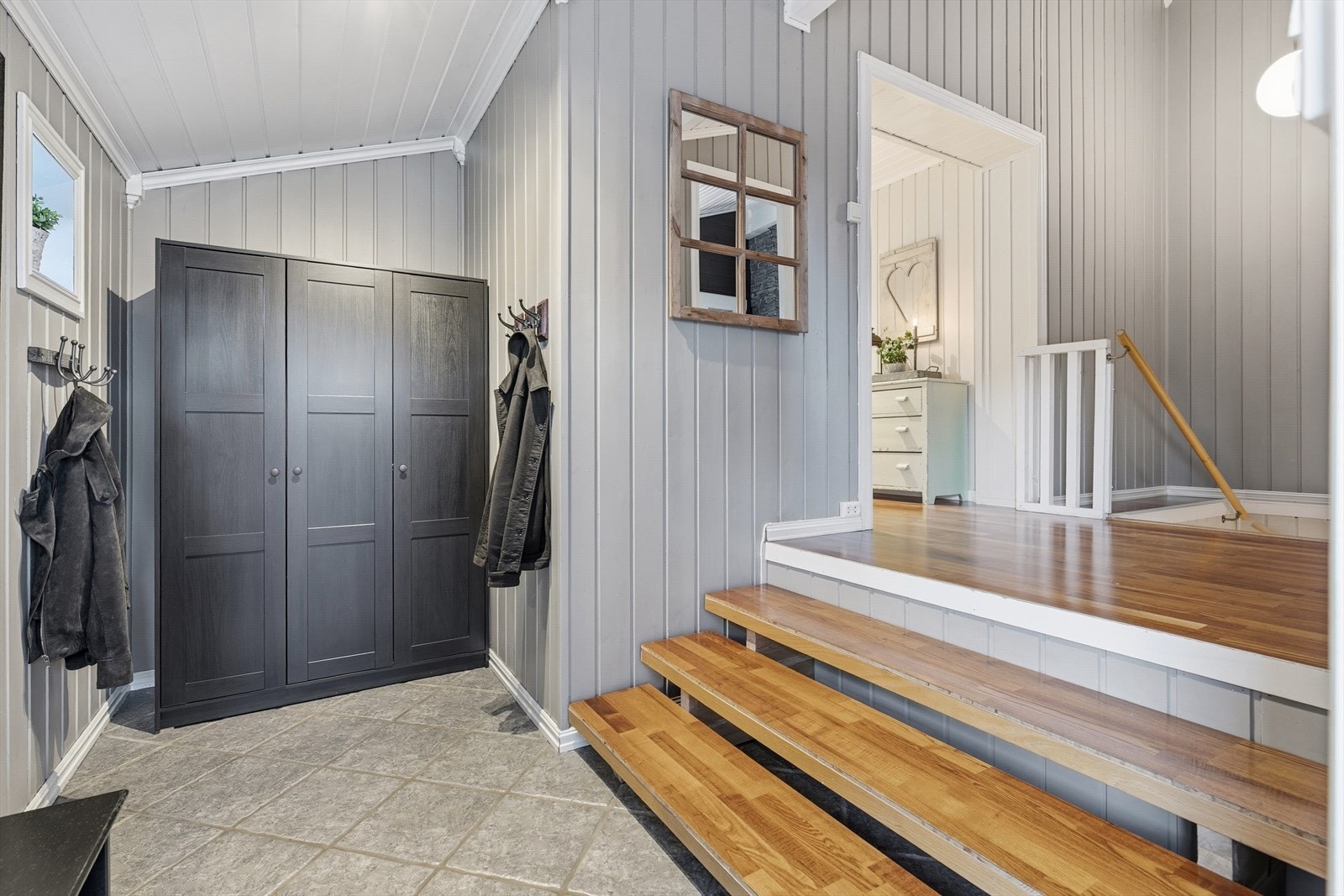 I entréen er det god plass til en stor garderobe for oppbevaring av yttertøy og sko. Galleribilde