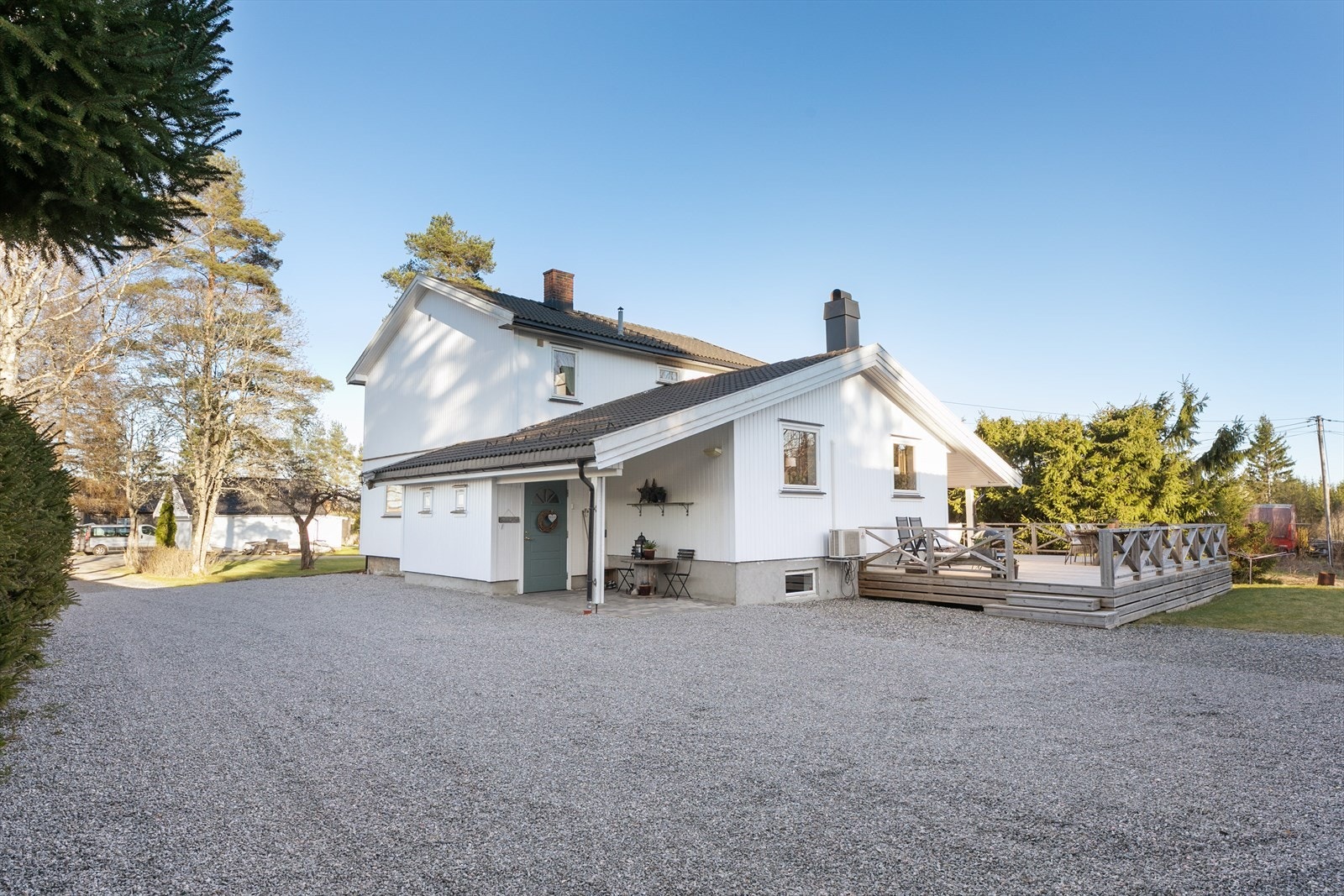 Eiendommen inkluderer en gruset innkjørsel med god plass til parkering. Galleribilde