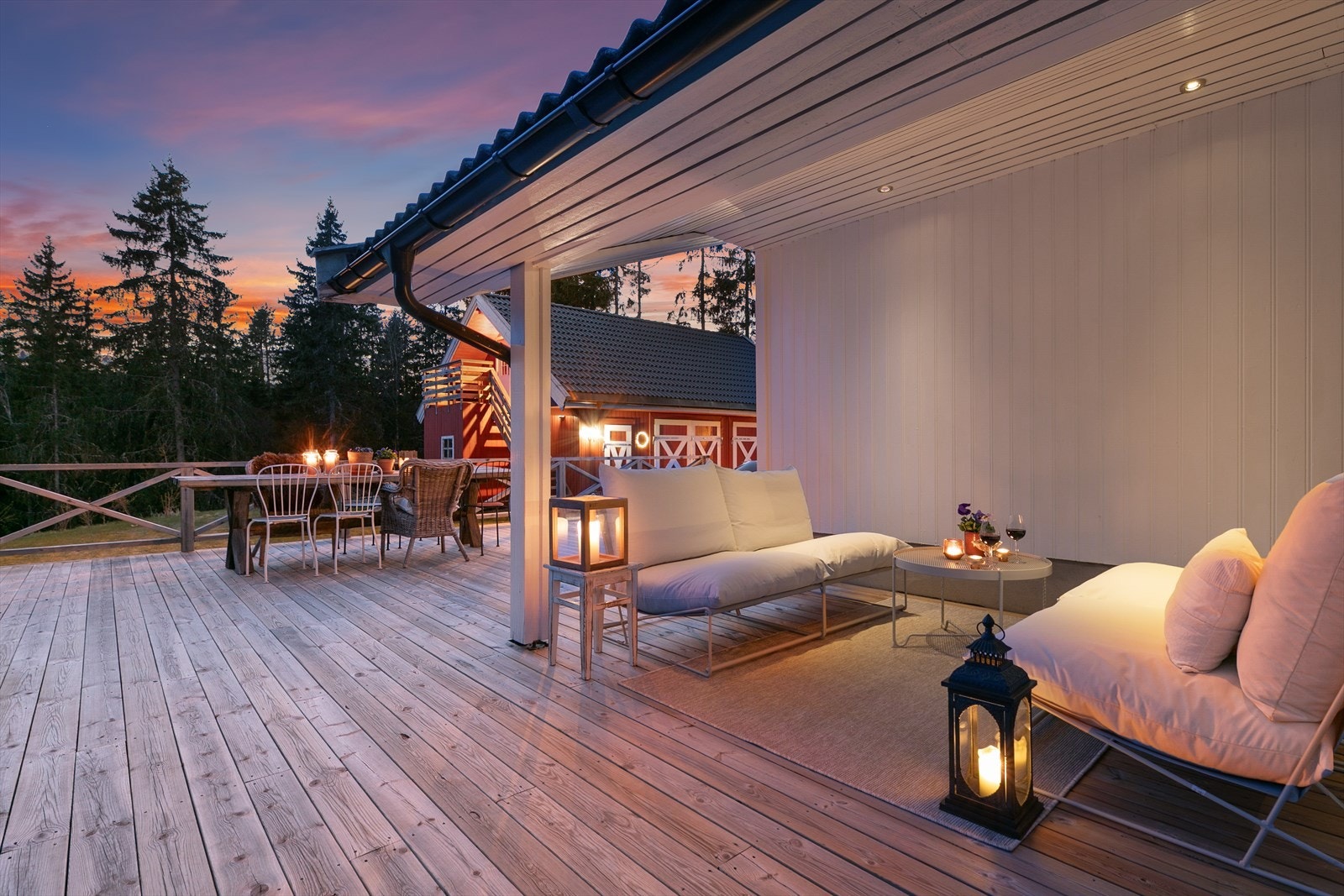 Fra utgangen i spisestuen kommer vi til en nydelig delvis overbygd terrasse. Galleribilde