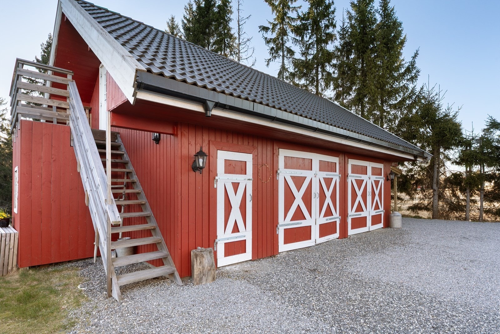 Uthus med carport og innredet loft. Galleribilde