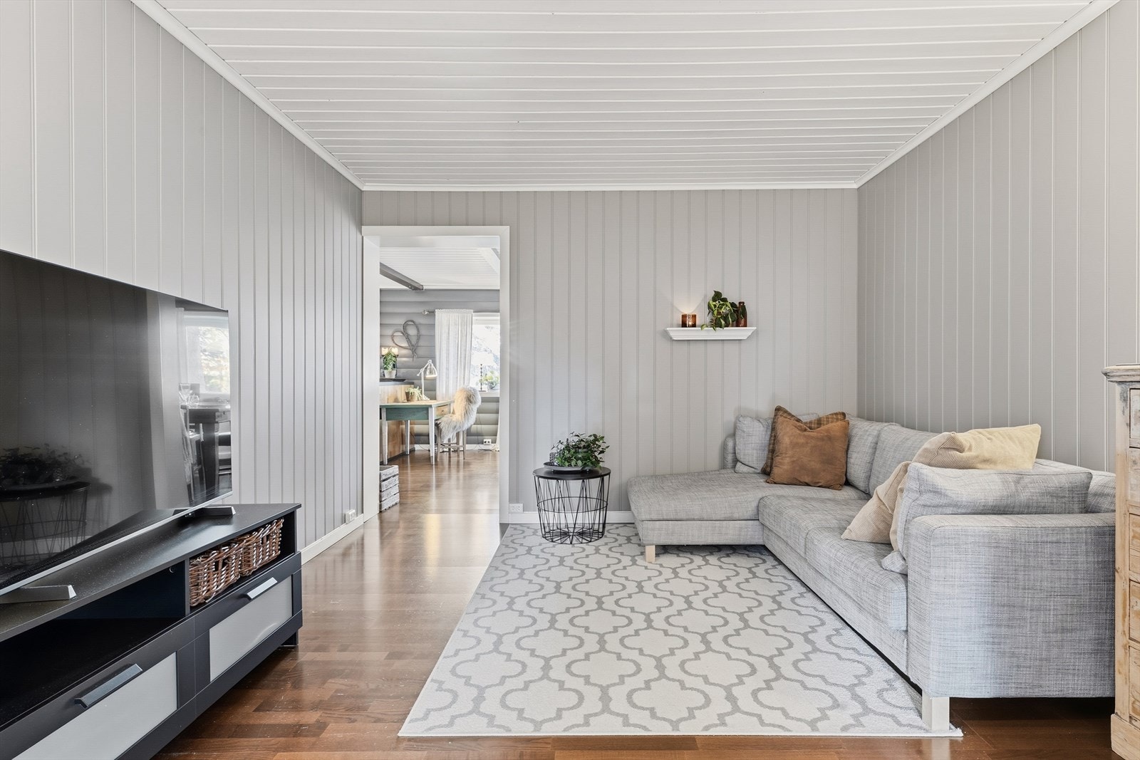 Boligens første stue kan innredes med et koselig tv-område. Galleribilde