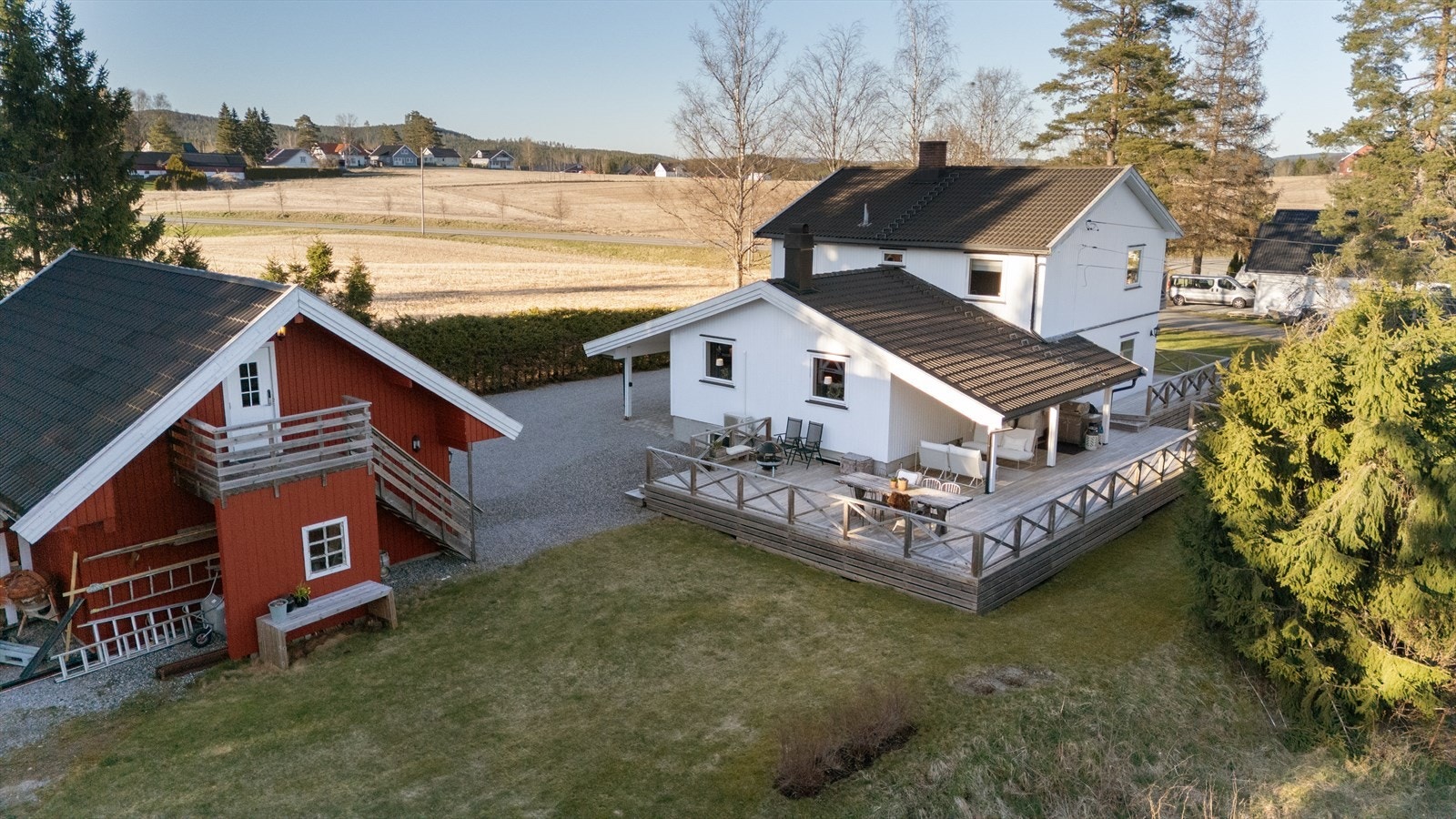 Dronebilder av boligen og nærområdet. Galleribilde