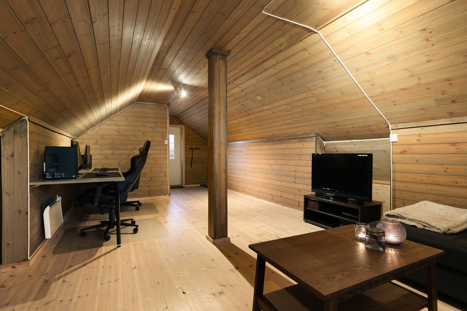 Loftet er idag innredet med sittegruppe/gamingområde. Galleribilde