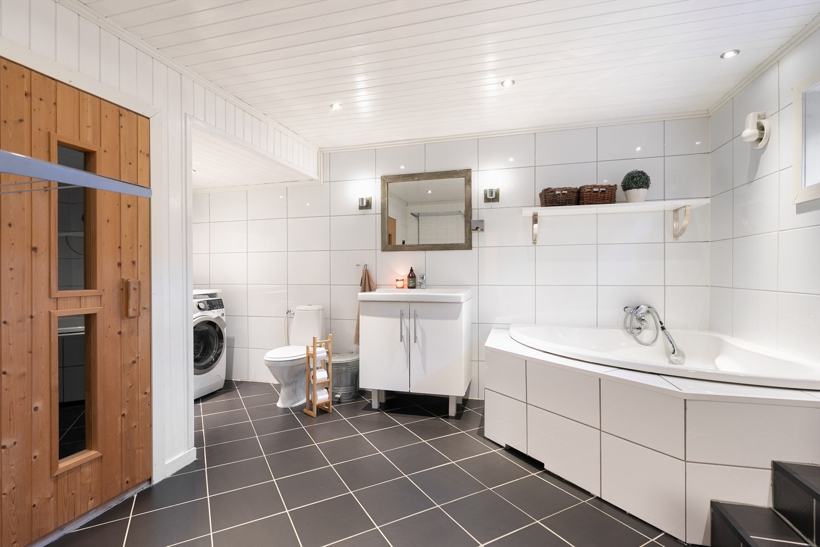 Badet i kjelleren har en ikke ferdigstilt badstue. Galleribilde