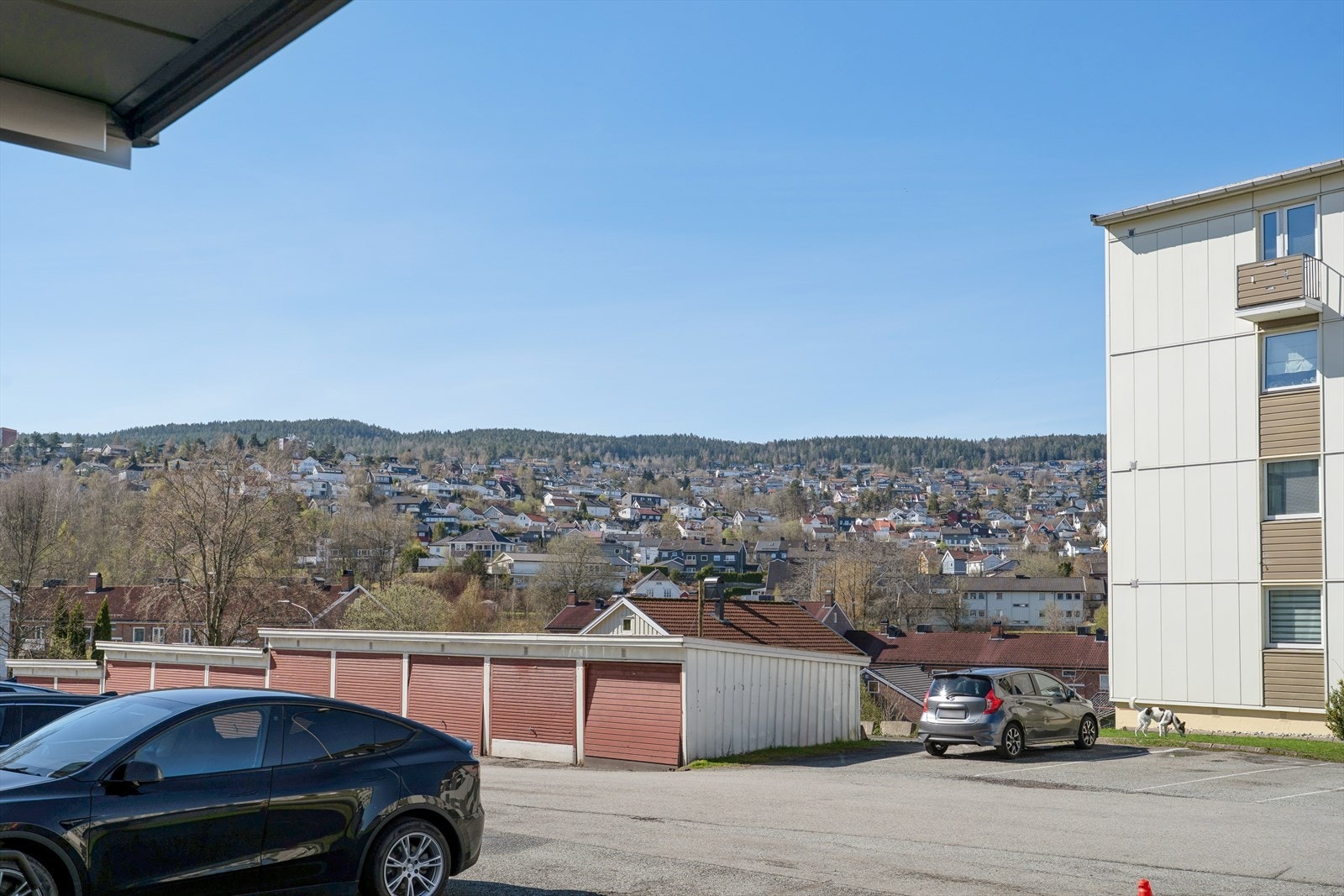 Beliggenheten er sentral med kort gangavstand til både dagligvarebutikker og transport. Kiwi Tangen ligger 4 minutter unna, og Drammen stasjon 5 minutter. Galleribilde