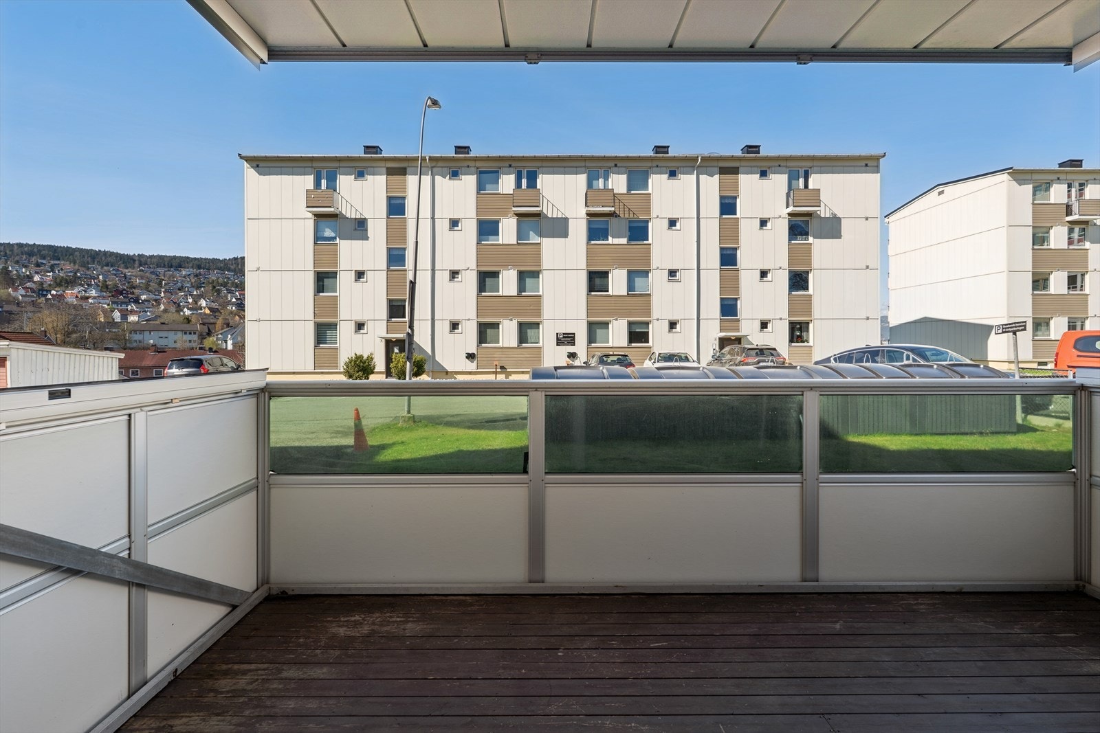 Fra balkongen er det utsyn over borettslagets fellesområder. Galleribilde