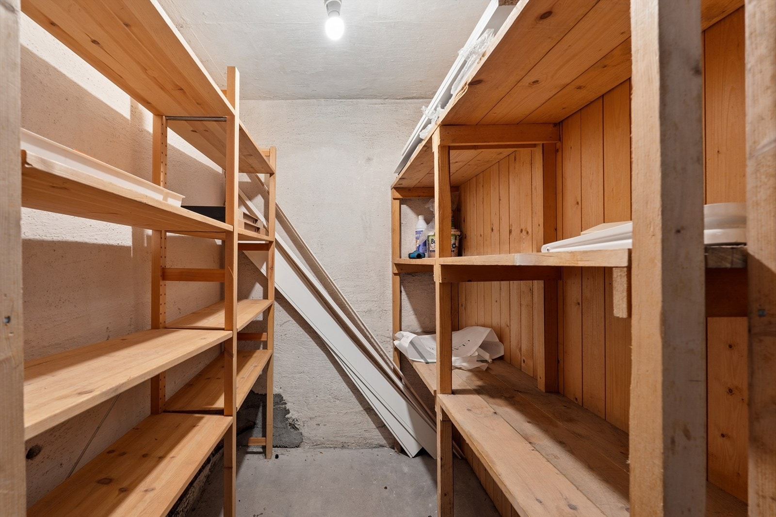 Leiligheten disponerer to eksterne boder med lagringsplass. Galleribilde