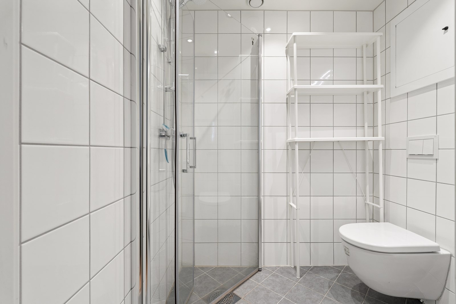 Badet ble renovert i 2019/2020 i regi av borettslaget. Flislagte overflater og behagelige varmekabler i gulv. Galleribilde