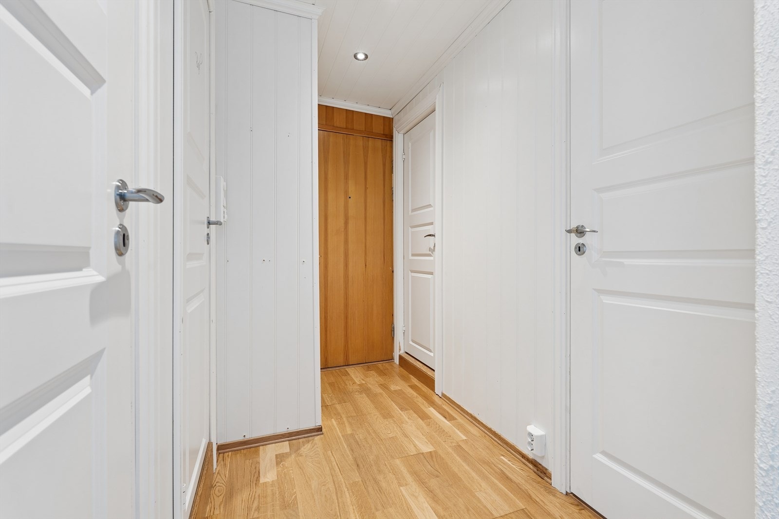 Entré og gang har plass for enkle garderobe- og opphengsløsninger. Galleribilde