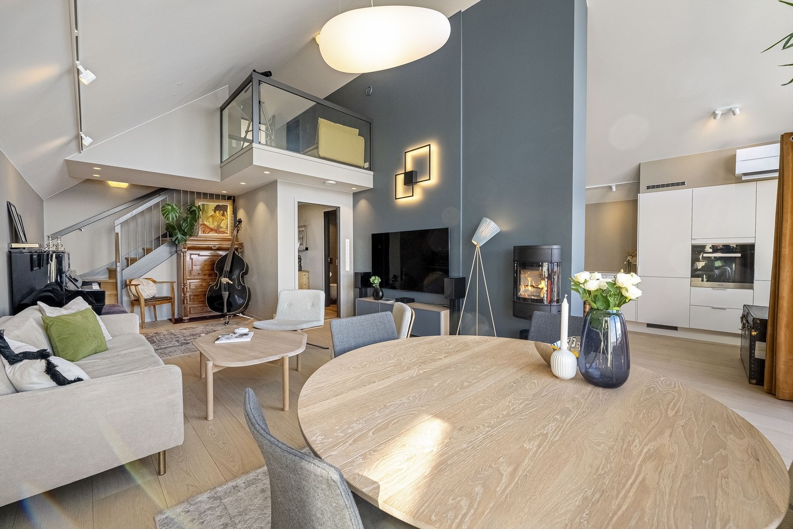 Innvendig renovert leilighet der alt foregår på hovedplanet. Hemsen med fast trapp er perfekt ekstrasone. Galleribilde