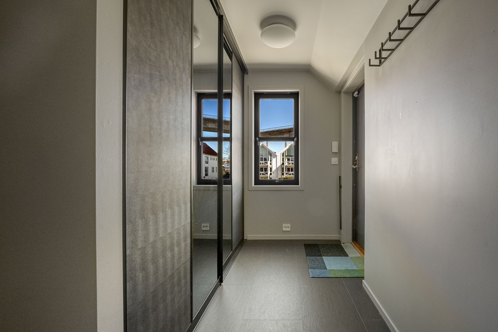 God gang med romslig garderobe Galleribilde