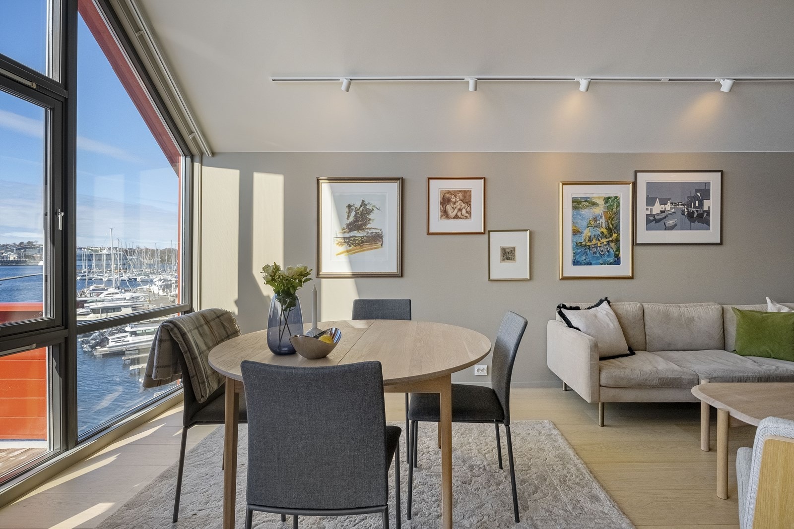 Lys og moderne leilighet med fantastisk utsikt over marinaen, ideell for de som ønsker nærhet til sjøen. Galleribilde