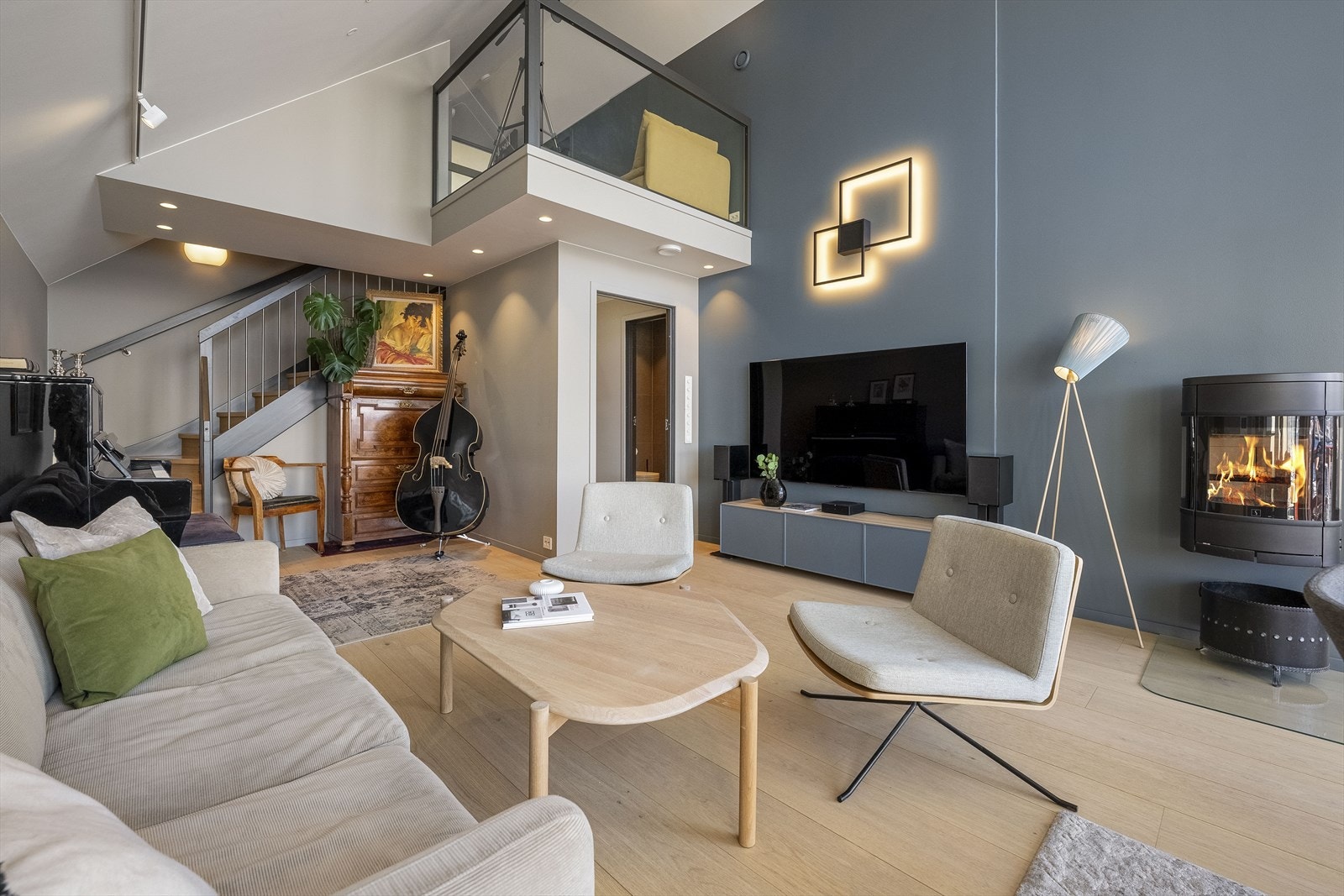 Moderne og stilfull stue med god takhøyde og peis, perfekt for hyggelige samlinger og avslapning. Galleribilde