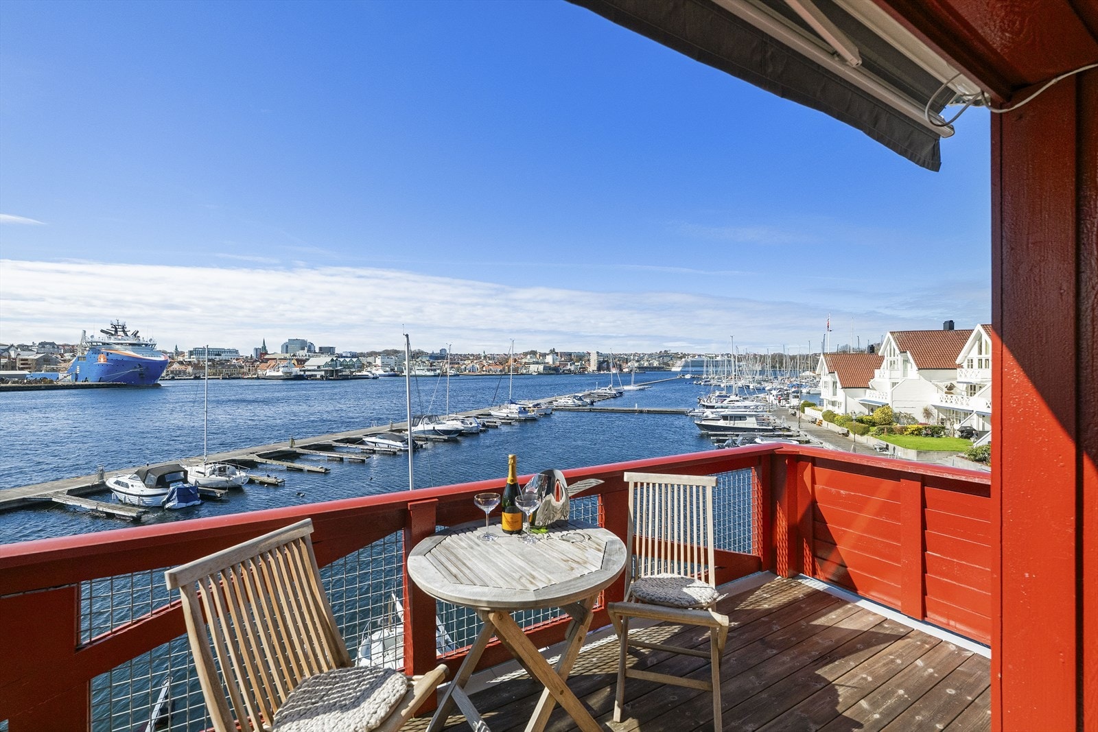 Full oversikt over båt og Cruisetrafikken inn til sentrum. Her skjer det noe stadig og du er godt skjermet Galleribilde